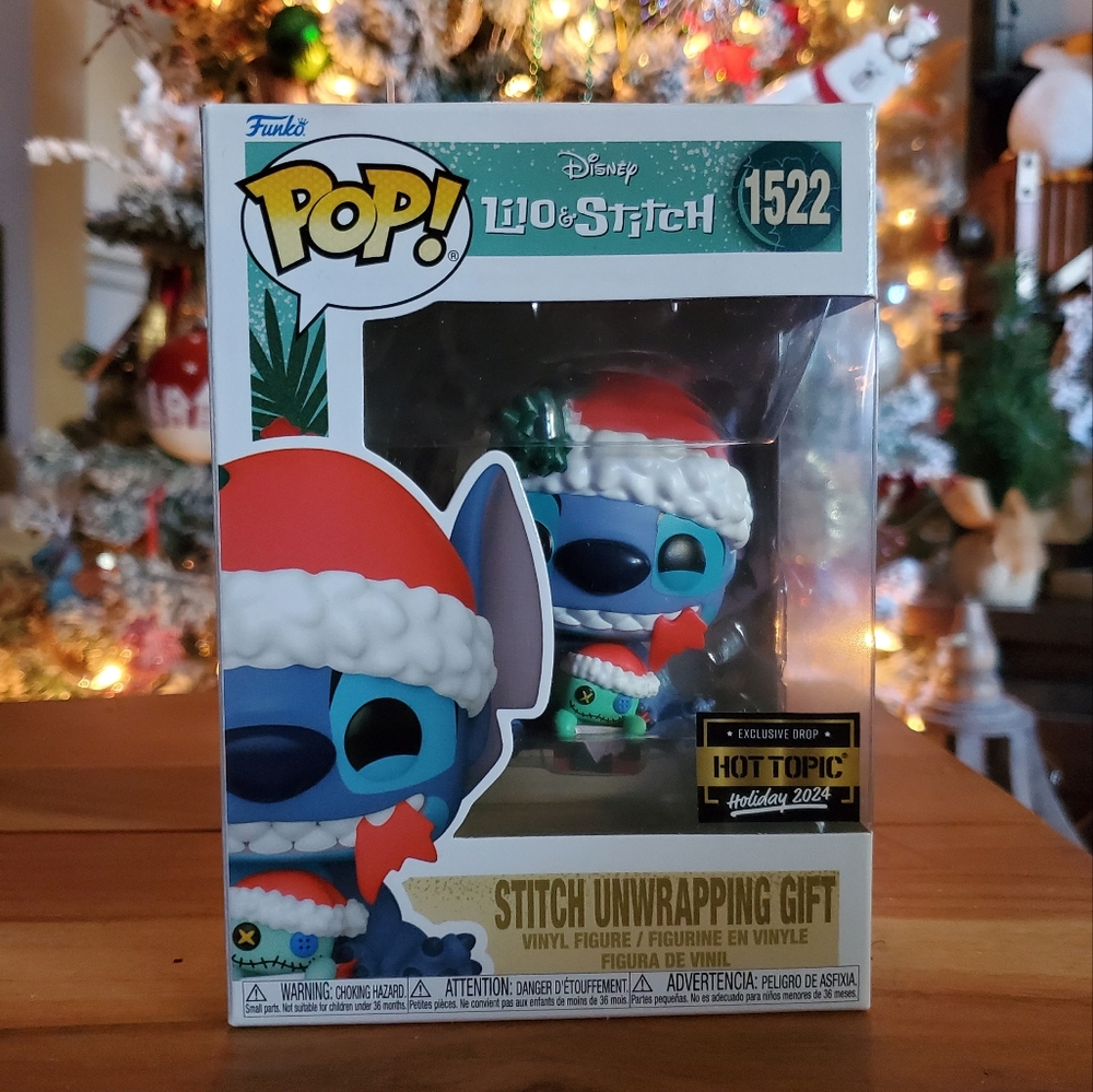 Stitch Unwrapping Gift Holiday 2024 Hot Topic Exclusive 1522 Funko Pop